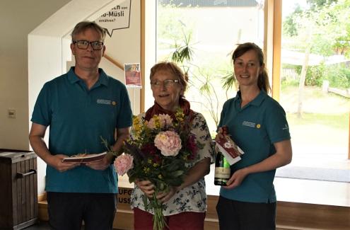 Die 200.000ste Besucherin im HAUS DER TAUSEND TEICHE wurde feierlich von Torsten Roch und Christine Schubert aus der Biosphärenreservatsverwaltung empfangen. Foto: Mario Trampenau