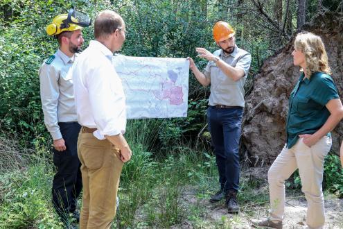 Bundesministerin Steffi Lemke und Staatsminister Wolfram Günther besichtigen ein Wiedervernässungsmaßnahme im Daubaner Wald (Foto: Susanne Bärisch)