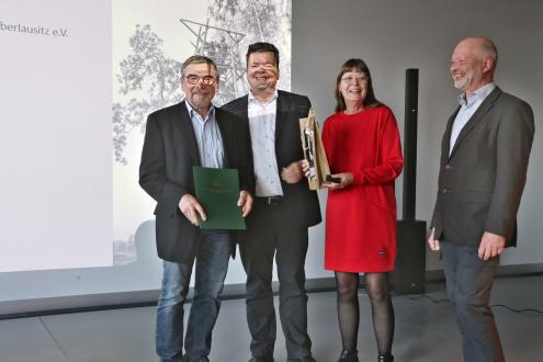 Übergabe der Urkunde zur Ehrenmitgliedschaft in der Naturforschenden Gesellschaft der Oberlausitz an Friedhard Förster durch Dr. Christian Düker (Vorsitzender) und Brigitte Westphal (Vorstand). Die Laudatio hielt Peter Heyne, der ebenfalls die Ehrenmitgliedschaft der Gesellschaft erhielt. Foto: Dr. Olaf Tietz