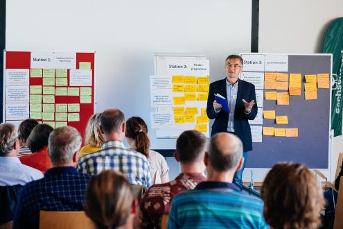 Dr. Uwe Brämick fasst seine Eindrücke und ersten Ergebnisse des Tages zusammen. © Philipp Czapla