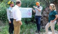 Bundesministerin Steffi Lemke und Staatsminister Wolfram Günther besichtigen ein Wiedervernässungsmaßnahme im Daubaner Wald (Foto: Susanne Bärisch)